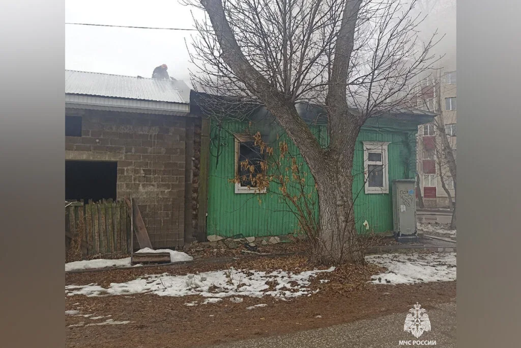 В Стерлитамаке горел трехквартирный дом на ул. Карла Маркса