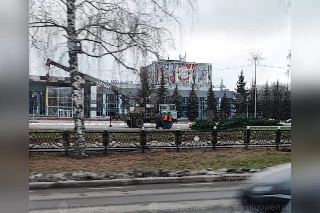 В Стерлитамаке на площади перед ГДК начали устанавливать новогоднюю елку