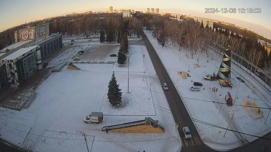 В Стерлитамаке на площади перед ГДК начали строить новогодний городок