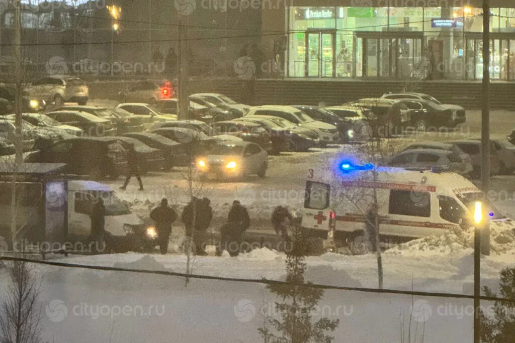 В Стерлитамаке возле ТЦ сбили двух пешеходов