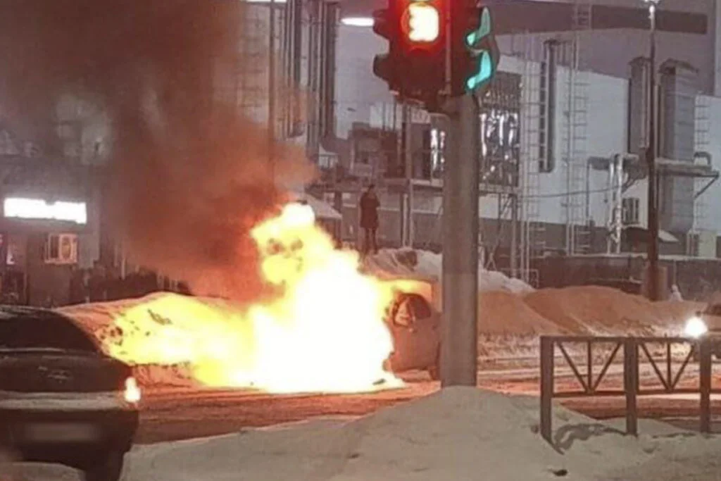 В Стерлитамаке недалеко от ТЦ сгорела иномарка