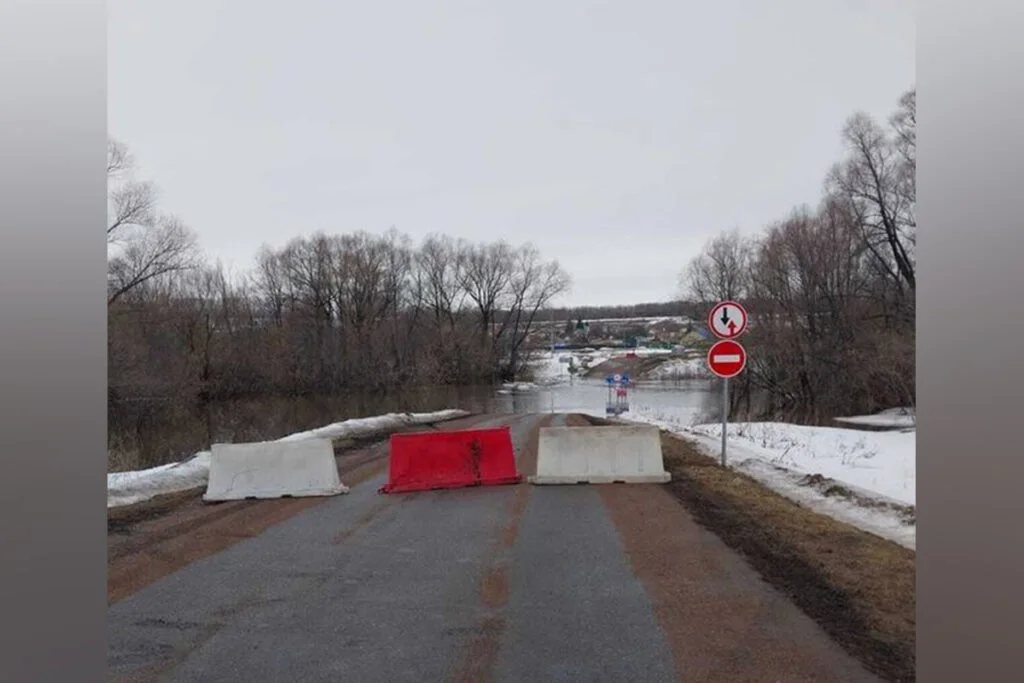 В Стерлитамакском районе подтоплен мост Н.Барятино — д.Муравей, проезд приостановлен