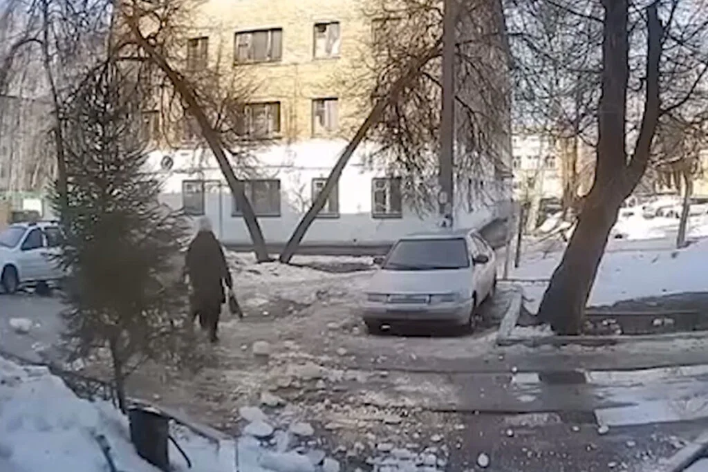 В Стерлитамаке наледь едва не упала на людей, СК проводит проверку