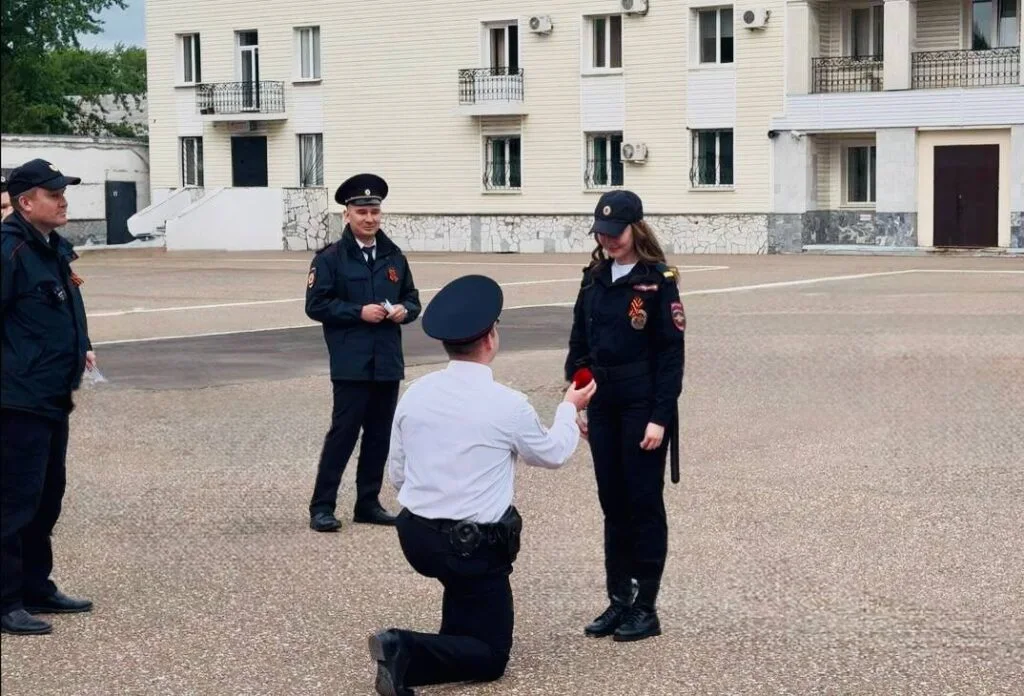В Стерлитамаке полицейский во время построения сделал предложение избраннице