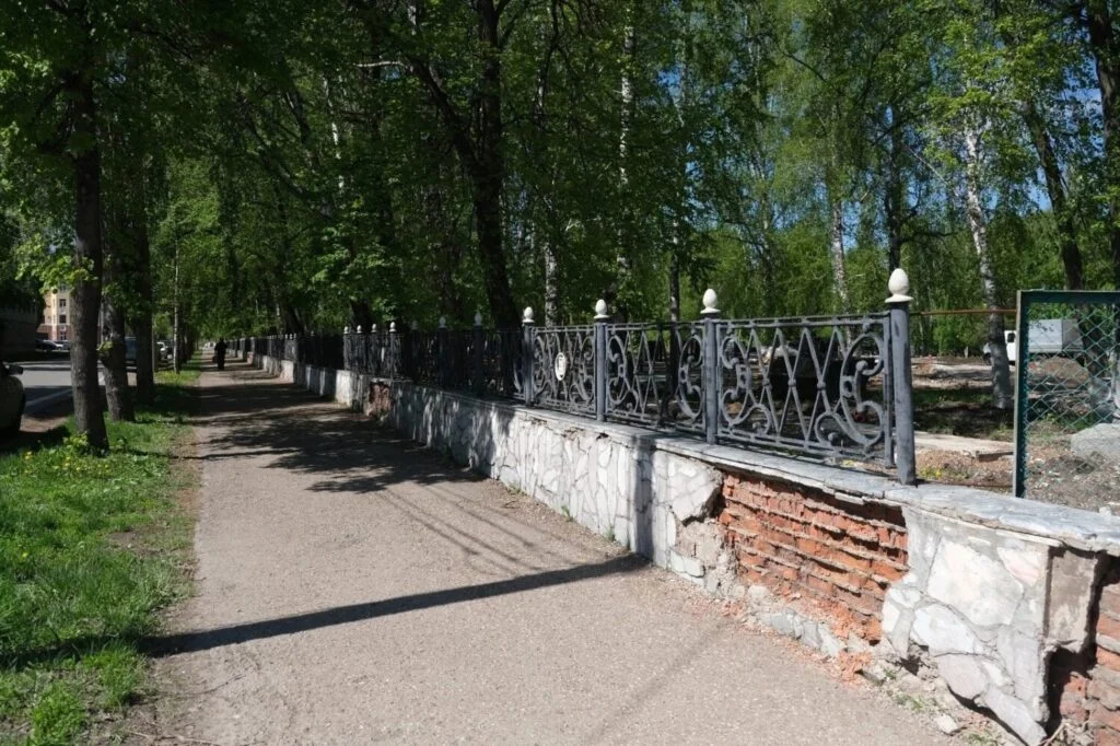 В администрации Стерлитамака объяснили, почему в парке Кирова забор заменят на живую изгородь