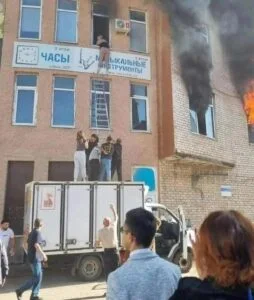 В Стерлитамаке водитель «Газели» подогнал машину к горящему зданию, чтобы помочь людям выбраться